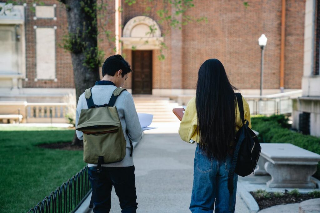 dos jóvenes caminando por mochilas personalizadas