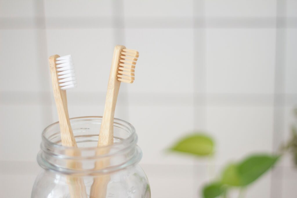 Dos cepillos de dientes, productos ecológicos y sostenibles