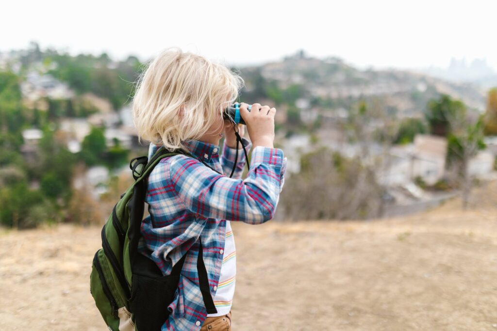 Niño con mochila de guardería personalizada