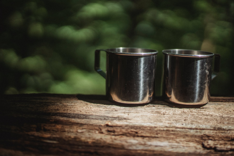 Estilo que perdura: marcaje en tazas metálicas personalizadas