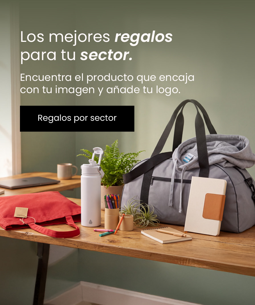 Selección de regalos promocionales personalizados sobre una mesa, incluyendo balón, mochila, sudadera, botella reutilizable, libreta, peluche y accesorios corporativos movil