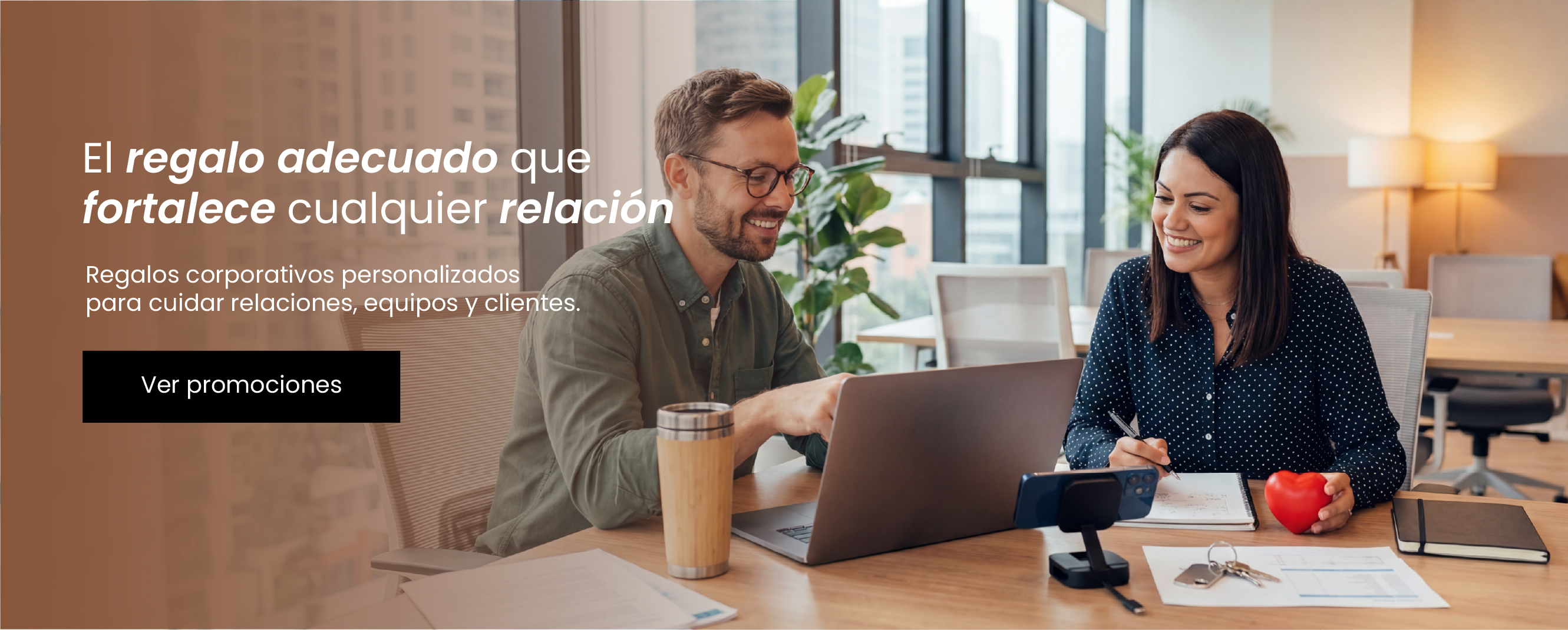 Hombre entrenando en un gimnasio con botella reutilizable y auriculares, promocionando productos deportivos personalizados para comenzar el año