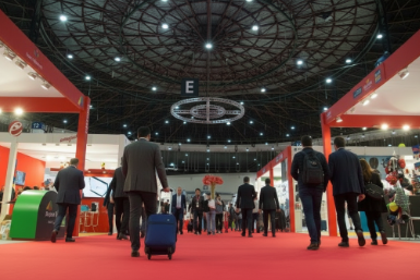 Casco de seguridad rojo personalizable sobre una mesa de madera en un taller